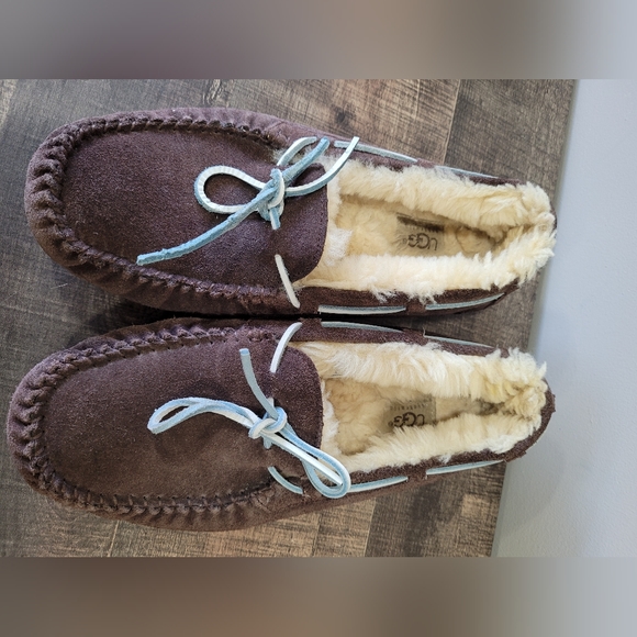 Ugg Moccasin Slippers Shoe - Picture 2 of 6